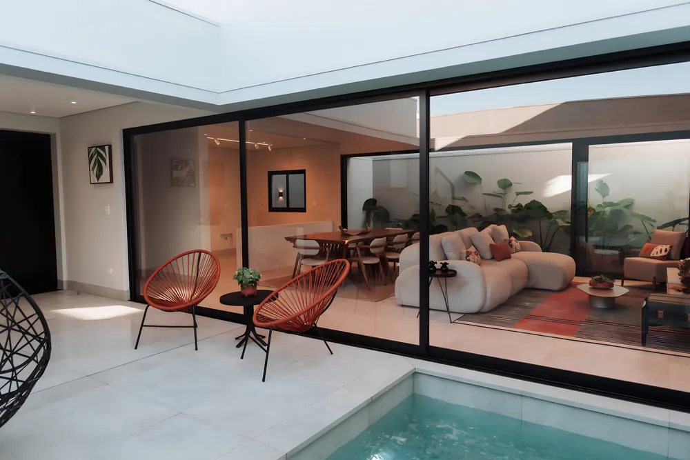 Sala integrada com vista para a piscina