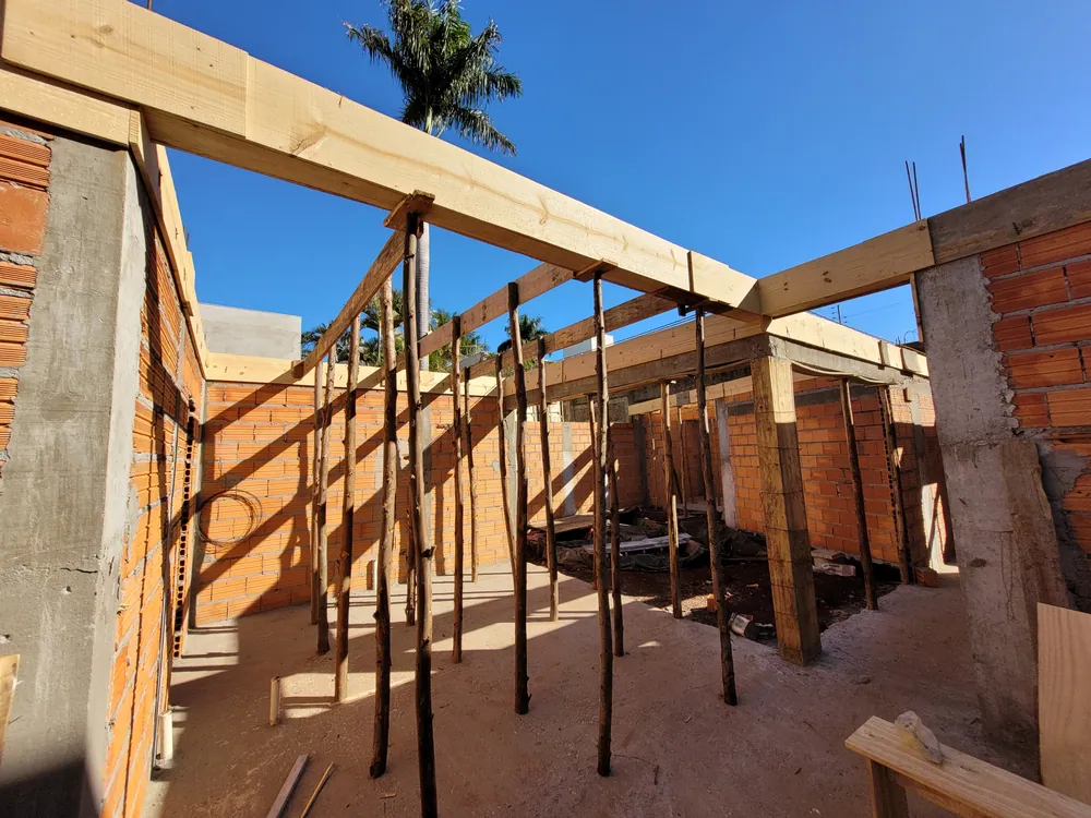 Casa em obra, com escoramento e fôrma de laje