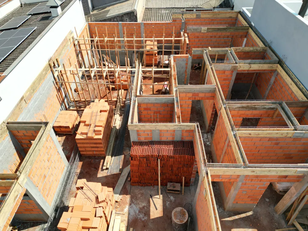 Casa em execução, vista de cima das paredes de alvenaria